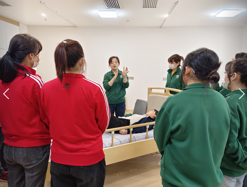 頤信養(yǎng)老組織長安閭里全體護(hù)理人員進(jìn)行護(hù)理知識學(xué)習(xí)及實踐培訓(xùn)