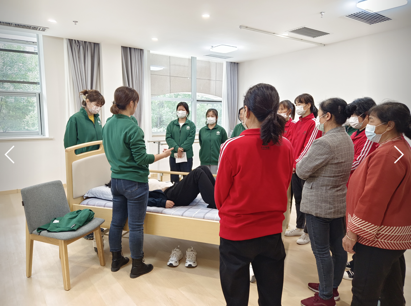 頤信養(yǎng)老組織長安閭里全體護(hù)理人員進(jìn)行護(hù)理知識學(xué)習(xí)及實踐培訓(xùn)