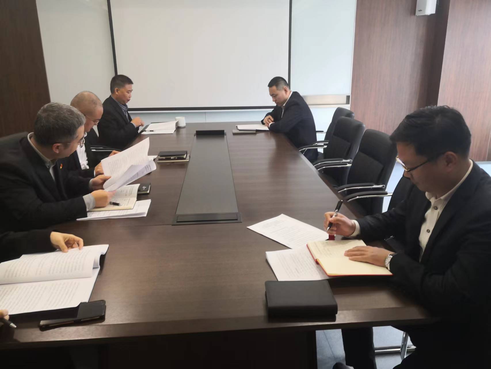 法律事務中心與風險合規(guī)中心聯合黨支部組織全體黨員學習二十大報告