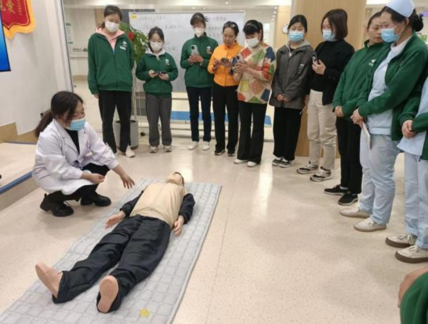 “救”在身邊！共筑服務(wù)安全——頤信養(yǎng)老舉辦急救技能培訓(xùn)